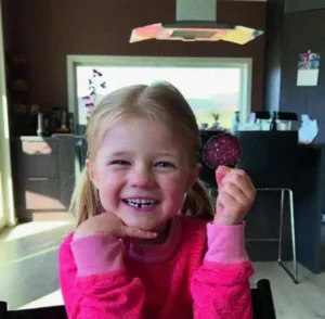 Gårdens hjortepølse er kvalitetssikret av Vilde - et av barnebarna til Morten